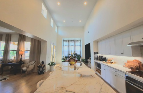 Camarillo Casa | Artist’s modern luxe 3 br 3 ba gem- 2 large Primary suites