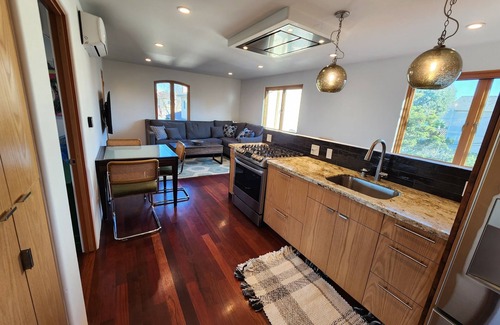 Clarkdale Casa | Artsy 2-bedroom Loft with high speed WiFi, AC in welcoming Culver City