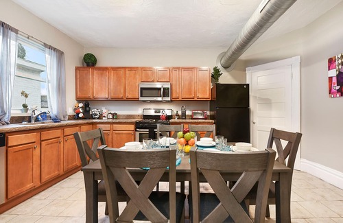 Point Breeze Casa | Artsy!- 2 king beds- 15 min DT- Free Street Parking- Quiet- Work Areas- WiFi