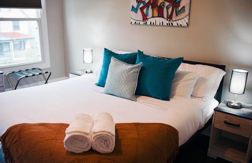 Point Breeze Casa | Artsy!- 2 king beds- 15 min DT- Free Street Parking- Quiet- Work Areas- WiFi