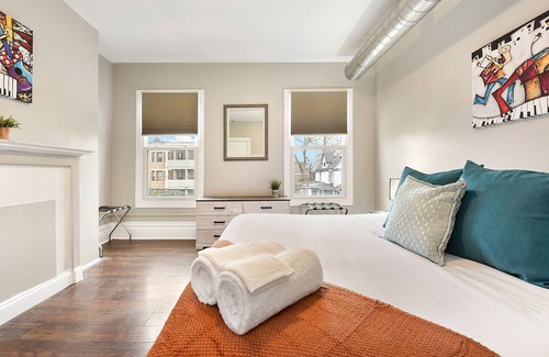 Point Breeze Casa | Artsy!- 2 king beds- 15 min DT- Free Street Parking- Quiet- Work Areas- WiFi