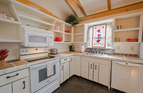 Valley Hill Casa | Artsy 2BDR Cottage w/ Free Tix | 5 Min to Main St