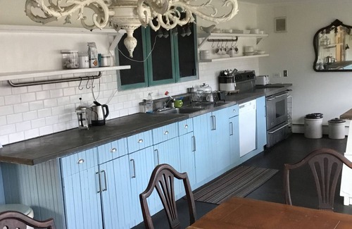 Bristol Cabaña | Artsy boho style eclectic quirky cottage