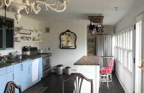Bristol Cabaña | Artsy boho style eclectic quirky cottage