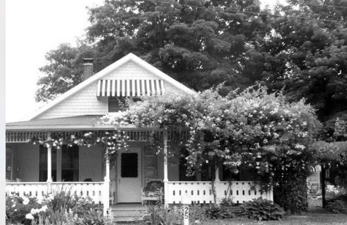 Bristol Cabaña | Artsy boho style eclectic quirky cottage