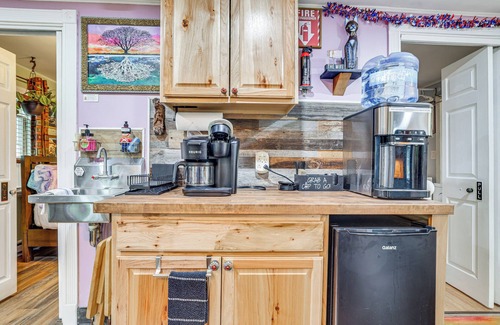 Scotrun Cabaña | Artsy Cottage in Scotrun w/ Studio Space & Hot Tub