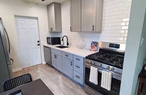 Encanto Casa | Artsy Modern Downtown 2 Bed Home with Garage & Backyard. Pet friendly!