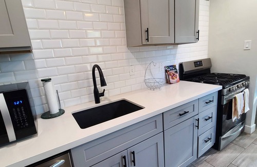 Encanto Casa | Artsy Modern Downtown 2 Bed Home with Garage & Backyard. Pet friendly!