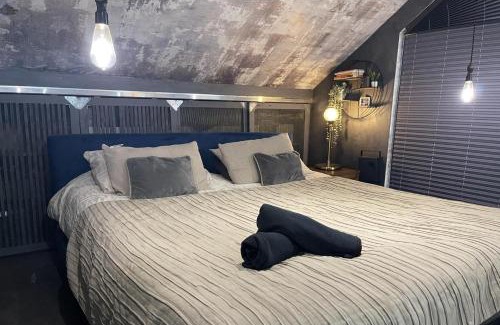 Caterham Casa | Artsy Retreat - Sleeps 6 Free Parking & Balcony