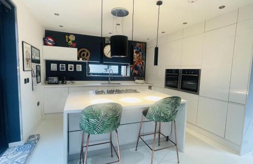 Caterham Casa | Artsy Retreat - Sleeps 6 Free Parking & Balcony
