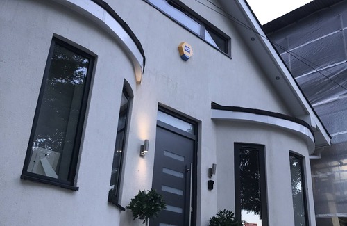 Caterham Casa | Artsy Retreat - Sleeps 8, Free Parking & Balcony