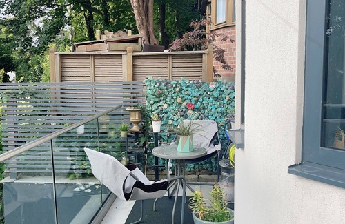 Caterham Casa | Artsy Retreat - Sleeps 8, Free Parking & Balcony