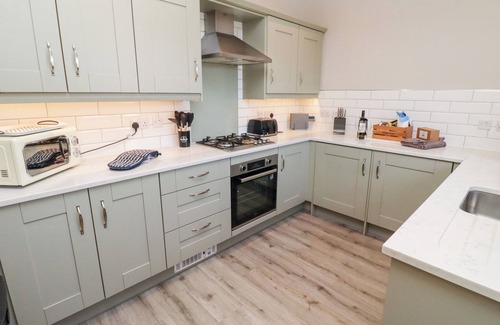Belford Cabaña | ASH COTTAGE, pet friendly, with hot tub in Warenford