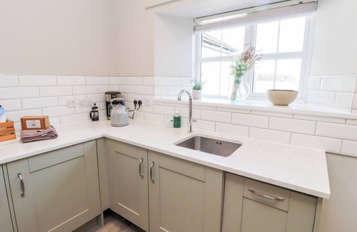 Belford Cabaña | ASH COTTAGE, pet friendly, with hot tub in Warenford