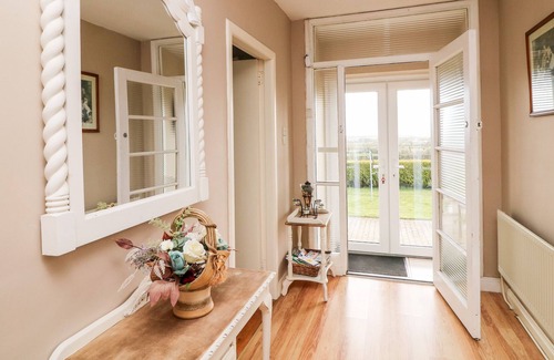 Monamolin Cabaña | ASH DRIVE HOUSE, family friendly in Ballycanew, County Wexford