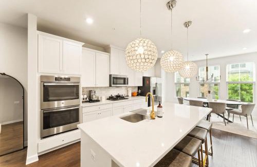 Ashburn Casa | Ashburn 4-BR Homestay Close to Dulles & METRO