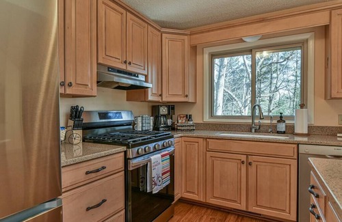 Asheville Cabina | Asheville Cabin Retreat: Hot Tub, Fireplace