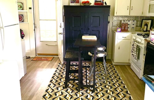 Woodfin Cabaña | Asheville Convenience Cottage Charm - #Badkittycottage