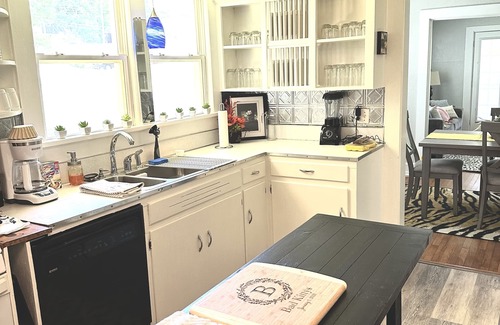 Woodfin Cabaña | Asheville Convenience Cottage Charm - #Badkittycottage