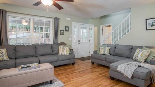 Fairview Casa | Asheville Cottage Retreat by AvantStay A Charm