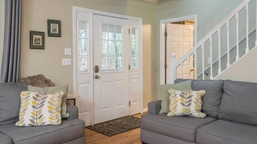 Fairview Casa | Asheville Cottage Retreat by AvantStay A Charm