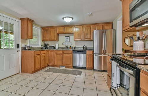 Alexander Casa | Asheville Creekside, 15 mins 2 Downtown, Hot Tub/Fire Pit /Fenced Yard for dogs!