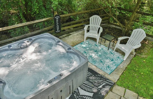Alexander Casa | Asheville Creekside, 15 mins 2 Downtown, Hot Tub/Fire Pit /Fenced Yard for dogs!