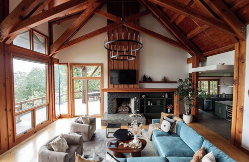 Asheville Casa | Asheville Luxury Retreat -Mountain Views, Golf Simulator, Sauna, Hot Tub, Gym