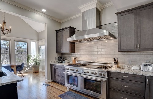 Asheville Casa | Asheville-Million Dollar Views, bañera de hidromasaje, sala de teatro, billar, capacidad para 16