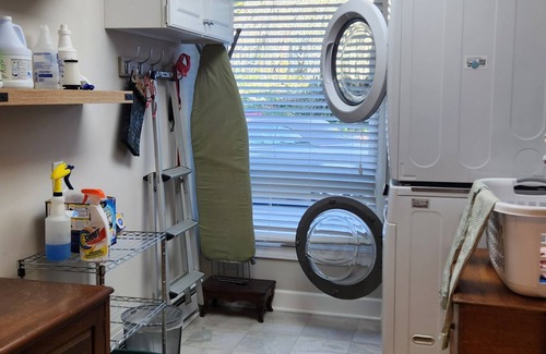 Asheville Apartamento | Asheville mountain and lake views! Fireplace, heated pool, patio. Pet friendly!