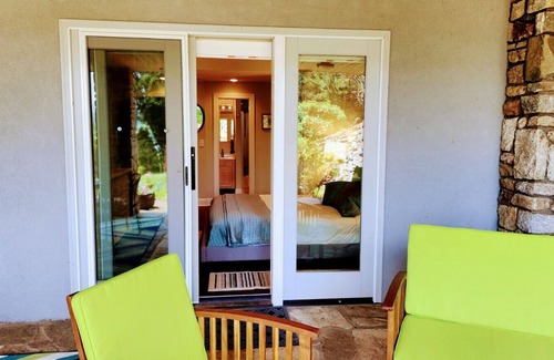 Asheville Apartamento | Asheville mountain and lake views! Fireplace, heated pool, patio. Pet friendly!