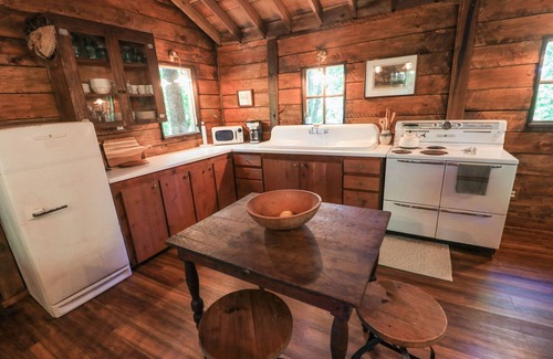 Leicester Casa | Asheville Mountain Cabin - SuperHost