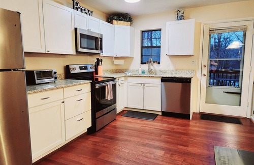 Asheville Casa | Asheville Mt home for 2 Families-2 kitchens, living rooms-Dogs-3 Miles to DT!
