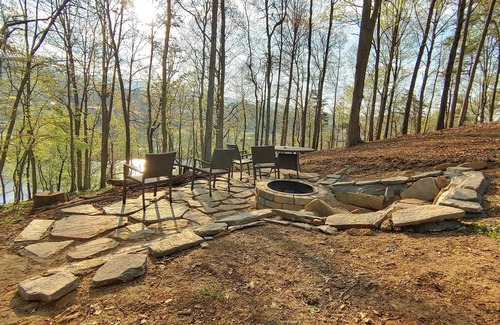 Asheville Casa | Asheville Mt Home Top-NEW Carbon Water Filter-3 mi to DT-Dogs-Firepit-River View
