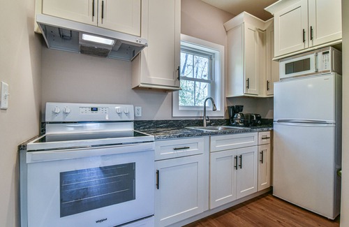 Westwood Place Apartamento | Asheville Poolside Retreat