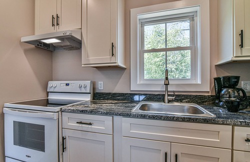 Westwood Place Apartamento | Asheville Poolside Retreat