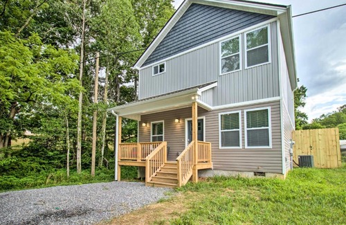 Asheville Casa | Asheville Retreat Hot Tub, Yard and Game Room!
