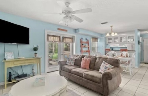 Summer Breeze Condominio | Ask about “Last minute specials”! Beach house close to all of the best places!