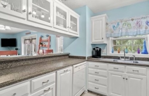 Summer Breeze Condominio | Ask about “Last minute specials”! Beach house close to all of the best places!