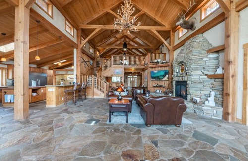 Markleeville Cabina | ASPEN CREEKSIDE LODGE- A Stunning Family and Corporate Retreat