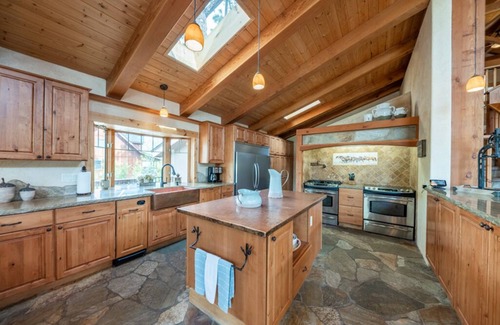 Markleeville Cabina | ASPEN CREEKSIDE LODGE- A Stunning Family and Corporate Retreat