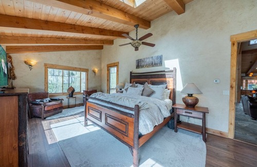 Markleeville Cabina | ASPEN CREEKSIDE LODGE- A Stunning Family and Corporate Retreat