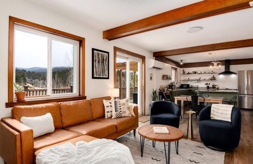 Bailey Cabina | Aspen Glow Cabin - a charming 2-bedroom cabin with mountain views & wood stove