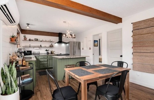Bailey Cabina | Aspen Glow Cabin - a charming 2-bedroom cabin with mountain views & wood stove