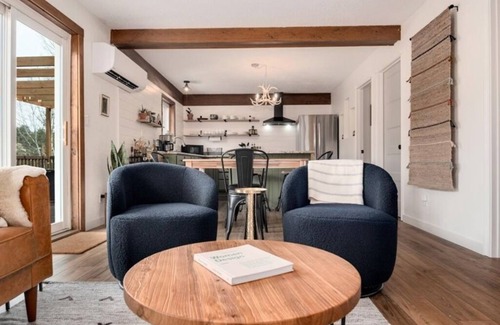 Bailey Cabina | Aspen Glow Cabin - a charming 2-bedroom cabin with mountain views & wood stove