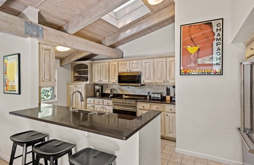 Aspen Condominio | Aspen Mountain! Air Conditioning. Incredible Views. Gas FP, Balcony, Garage, Parking, Pool/ Hot Tub