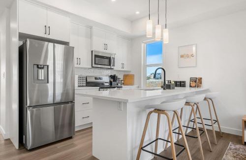 Springbank Hill Casa | Aspen - Town House with 2 Bedrooms, Garage Parking, AC & More!