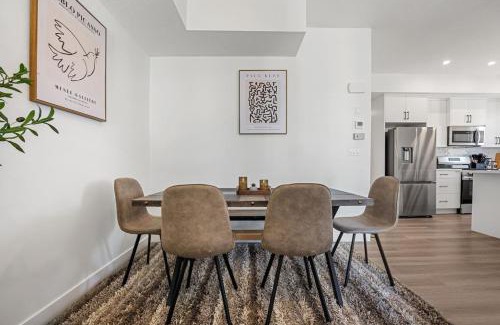 Springbank Hill Casa | Aspen - Town House with 2 Bedrooms, Garage Parking, AC & More!