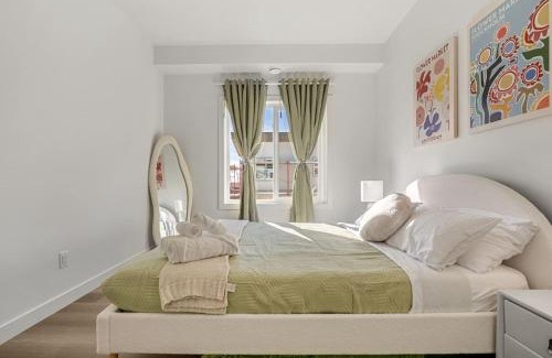 Springbank Hill Casa | Aspen - Town House with 2 Bedrooms, Garage Parking, AC & More!