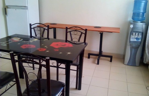 Naivasha Casa | Assiss place está en un lugar sereno y cómodo, al lado de la carretera.